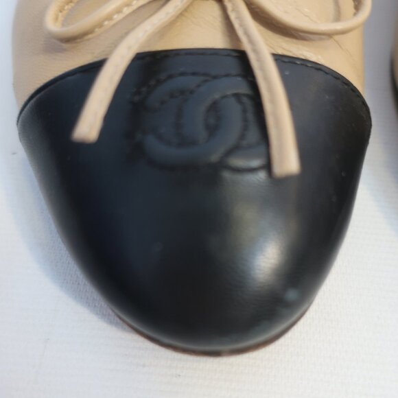 Womens Chanel Beige Black Capped Toe Interlocked CC Ballet Flat Shoes 39 US/8.5 - Picture 4 of 16